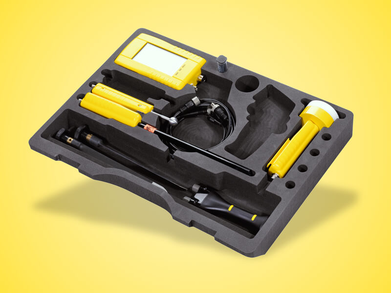 Maßgefertigte Werkzeug-Koffereinlage aus Schaumstoff – aixPAD Koffereinlage mit passgenauen Aussparungen für Werkzeuge und Messgeräte von aixPAD