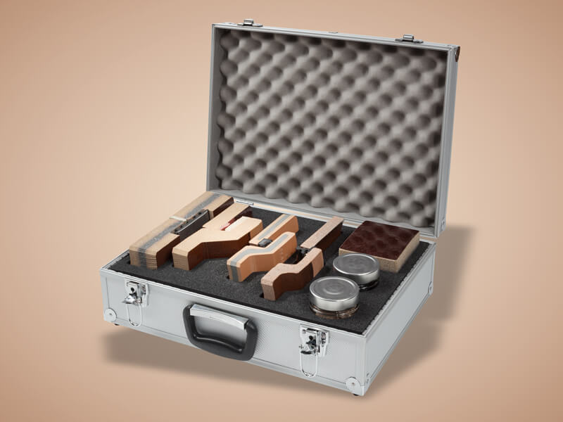 Individuelle Koffereinlage für Präsentationskoffer – aixPAD Schaumstoffeinlage im Aluminiumkoffer mit Platz für Musterteile und Kleinteile