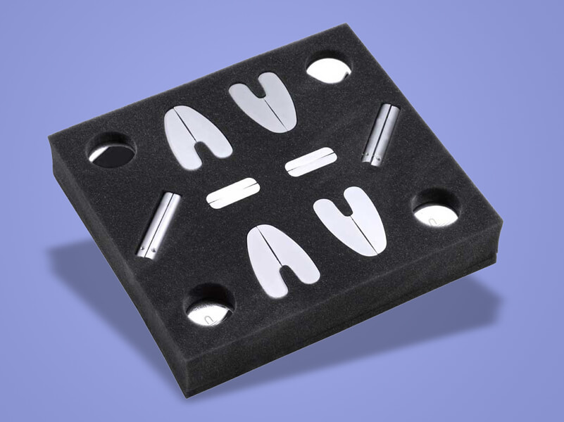 Präzise gefertigte Schaumstoffeinlage mit individuellen Ausschnitten – aixPAD Koffereinlage mit gefrästen Aussparungen für spezielle Bauteile