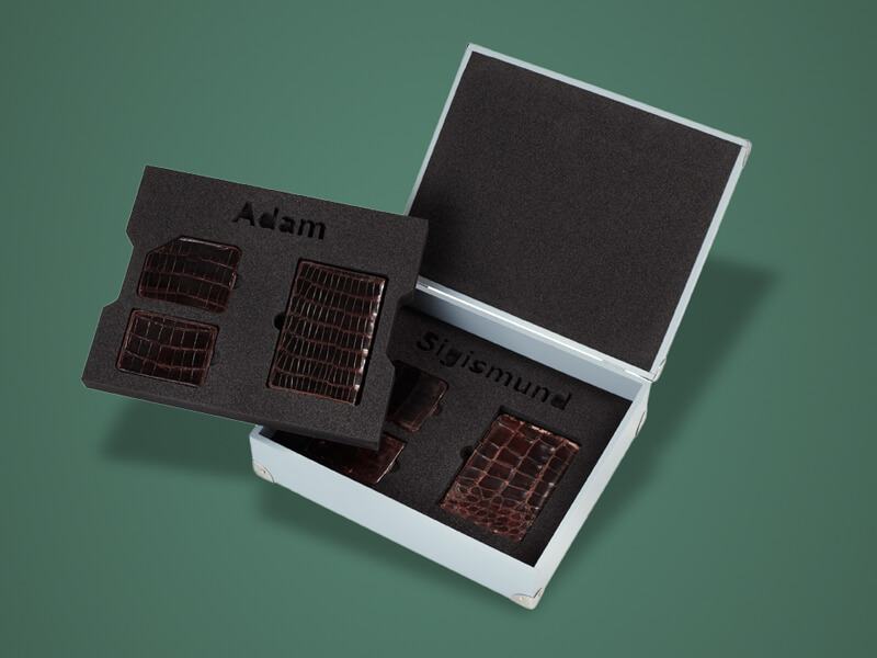 Individuell beschriftete Schaumstoffeinlage mit Lasergravur – aixPAD Koffereinlage mit gravierten Namen und gefrästen Fächern für Kleinteile von aixPAD