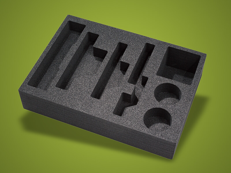 Passgenaue Koffereinlage für Geräte und Zubehör – aixPAD Schwarze Schaumstoffeinlage mit tiefen Ausschnitten für längliche und runde Produkte