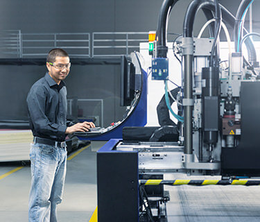 Schallschutz in der Produktion aixFOAM Schallabsorber werden mittels modernster Technik hergestellt.